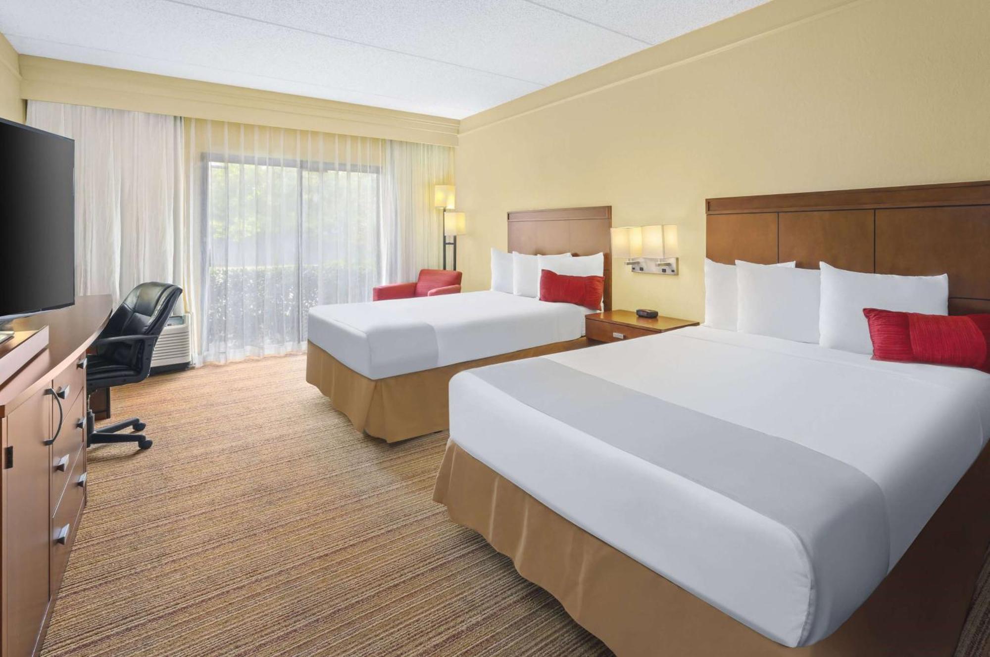 Super 8 By Wyndham Love Field Airport Hotel