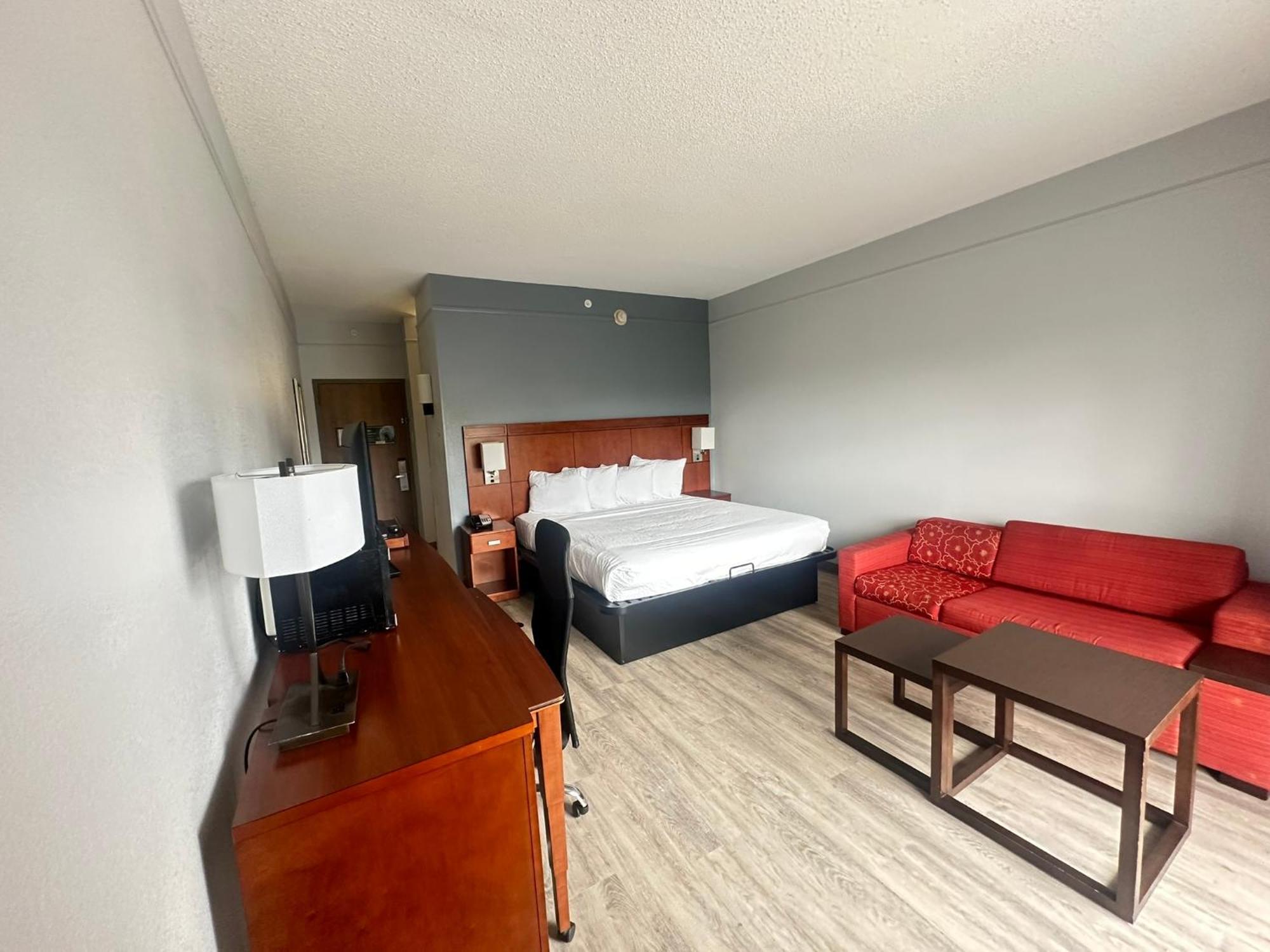 Super 8 By Wyndham Love Field Airport Hotel